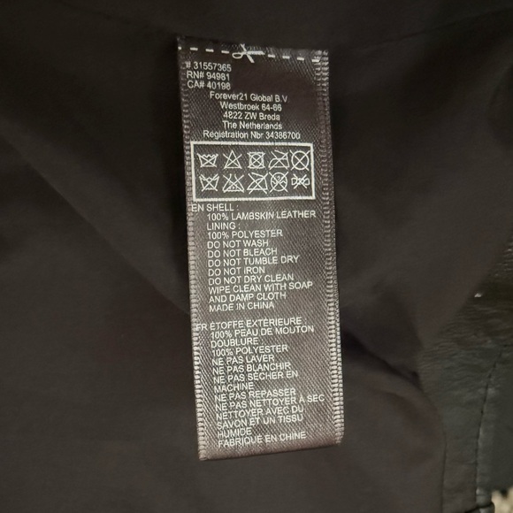 FOREVER 21 LEATHER STUDDED JACKET ♥︎
• RARE PIECE • GOLD SPIKES • QUALITY • - Picture 12 of 12